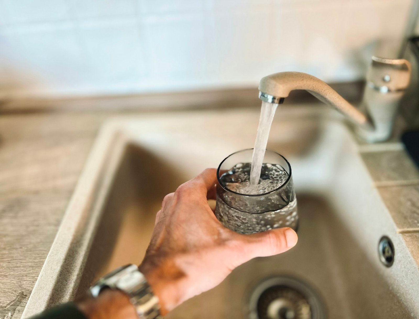 Hand holding a glass of water representing small healthy lifestyle changes